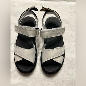 Dr. Marten Vossie T Lamper Children’s White Sandals size 2